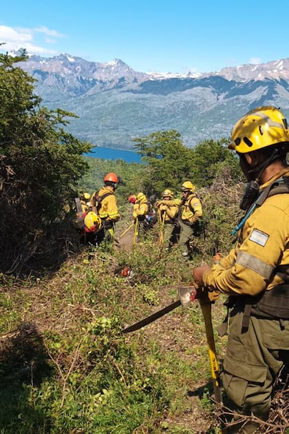 El quinto día de combate del fuego en Los Alerces se caracterizó por un aumento de la temperatura, con máximas de 25°C, y una humedad relativa cercana al 20%