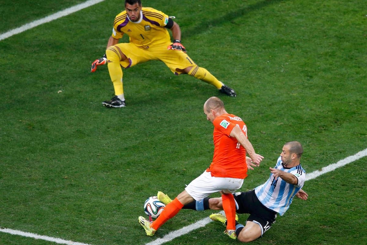 El quite de Javier Mascherano a Arjen Robben durante la semifinal de la Copa del Mundo Brasil 2014.
