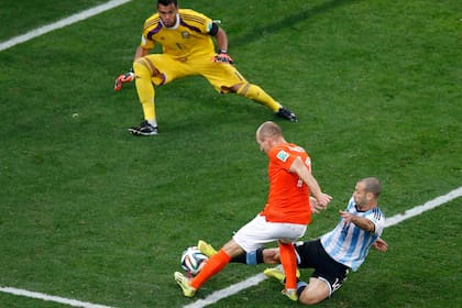 Un quite para el recuerdo, símbolo de su trayectoria en el seleccionado: evita el gol de Holanda al tirarse a los pies de Robben en las semifinales del Mundial 2014