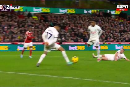 El quite salvador de Cristian Romero frente a Nottingham Forest