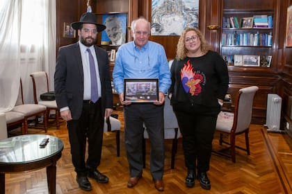 El rabino Hamra junto al senador Oscar Parrilli, en la Cámara alta.