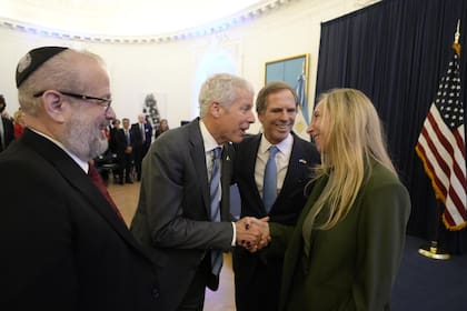 El rabino Yehuda Kaploun, enviado especial de Estados Unidos en el monitoreo y combate al antisemitismo; el secretario de Energía, Chris Wright; el embajador Alec Oxenford, y la secretaria general de la Presidencia, Karina Milei, en la embajada argentina en Washington.