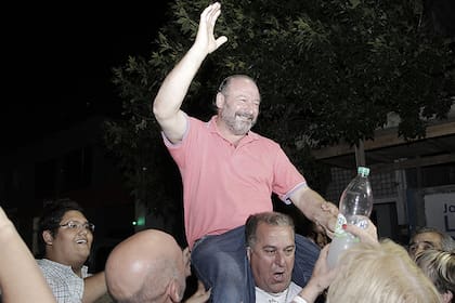 El radical Daniel Kroneberger celebra tras vencer al macrista Mac Allister