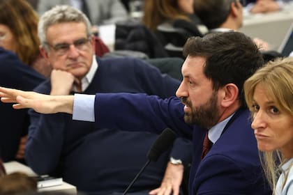 El radical Pablo Juliano observado por Agustín Rossi (UP)