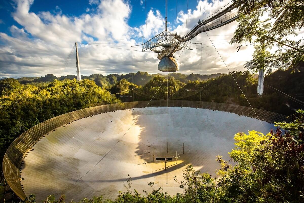 El radiotelescopio fue inaugurado en 1963; en agosto y noviembre de este año se rompieron dos cables que dañaron su estructura, y la NASA decidió cerrarlo