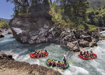 El rafting del Manso transcurre por cañadones de roca volcánica rodeados de selva valdiviana y bosques andino-patagónicos.