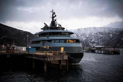 El Ragnar, un yate de 68 metros, propiedad del exagente Vladimir Strzhalkovsky, en el puerto de Narvik, Noruega