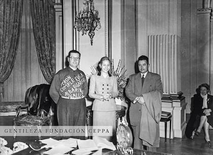 El raidista Alfonso Strang, que hizo a pie el recorrido de Buenos Aires a Paraná, posa con Eva Duarte de Perón, en apoyo a la candidatura de Perón en las elecciones de noviembre. Los acompaña el general Ramón Albariño, gobernador de Entre Ríos.