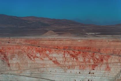 El rajo principal de Escondida tiene 3,5 kilómetros de largo, 2 kilómetros de ancho y 900 metros de profundidad
