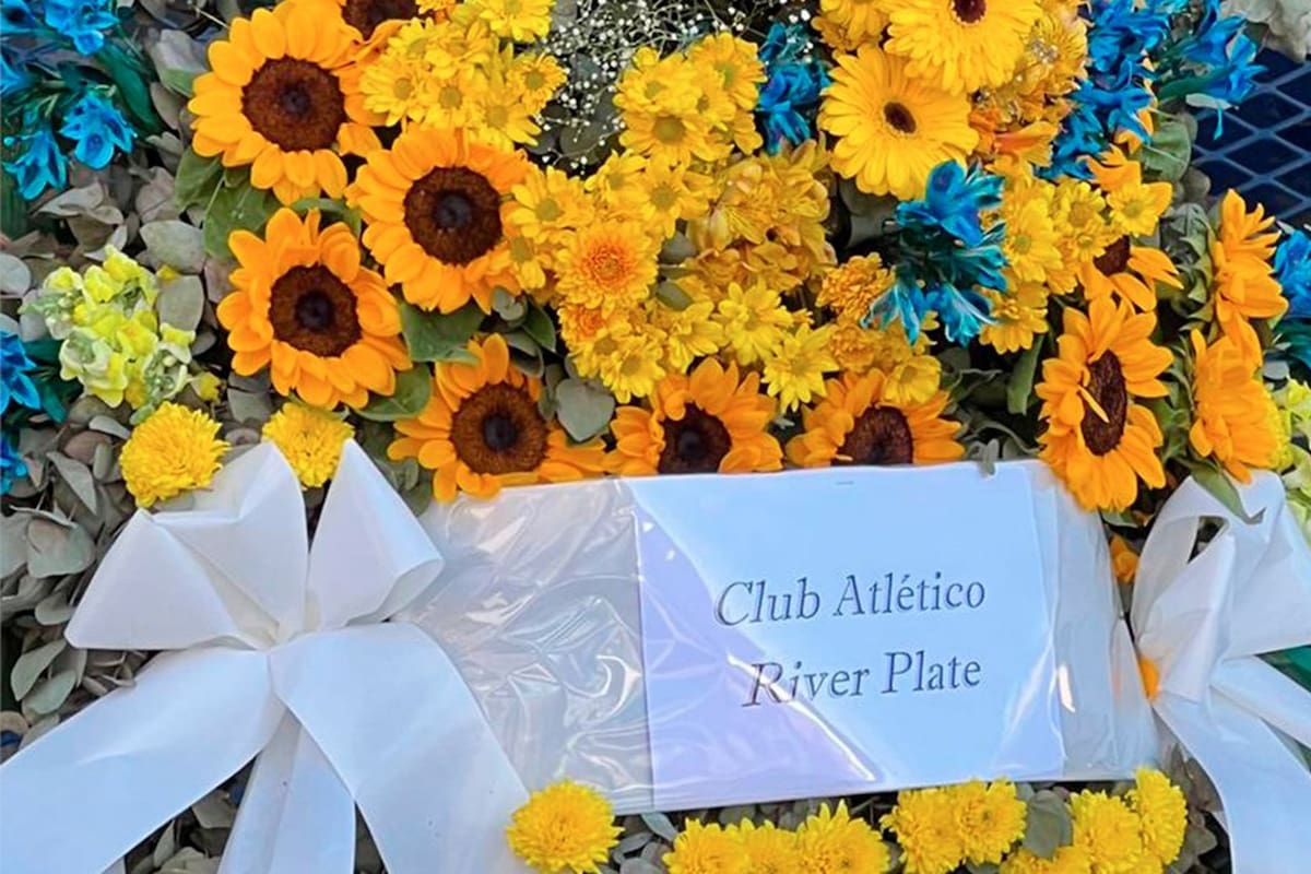 El ramo de flores azules y amarillas enviado por River a la Bombonera, en condolencias por el fallecimiento de Miguel Ángel Russo.