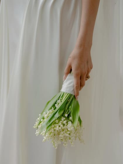 El ramo de la novia incluyó lirios del valle, flores que simbolizan amor, pureza y renovación (Foto: Instagram @selenagomez)