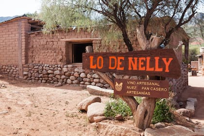 El rancho de adobe donde funciona Lo de Nelly, en Aicuña, La Rioja.