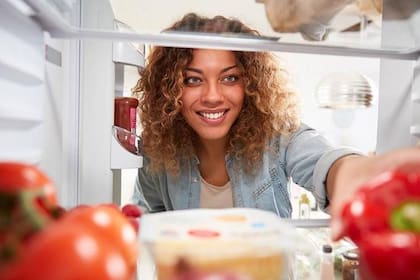 El rango de temperatura recomendado en un refrigerador es de 0 a 5 °C.