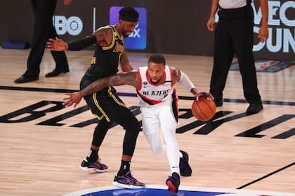 El rango de tiro de Damian Lillard, de Portland, superior a los nueve metros y apoyado por las estadísticas avanzadas, plantea un nuevo desafío para el juego; las estrategias se modifican cuando los defensores tienen que buscarlo tan lejos