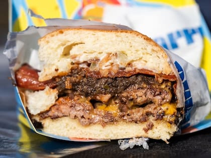El rango térmico para cocinar la hamburguesa debe mantenerse entre 180°C y 200°C