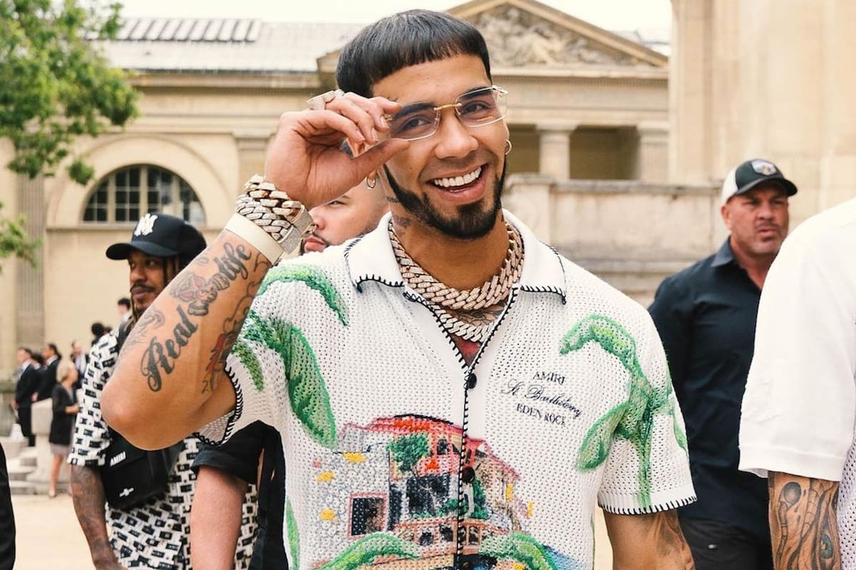 El rapero Anuel AA encendió las redes sociales al compartir una foto con una misteriosa mujer