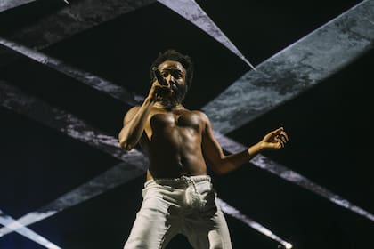 El rapero Childish Gambino, una presentación performática con "This is America" como bandera