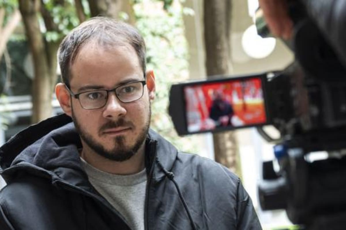 El rapero español Pablo Hasel hablando con la prensa mientras estaba atrincherado en la Universidad de Lleida