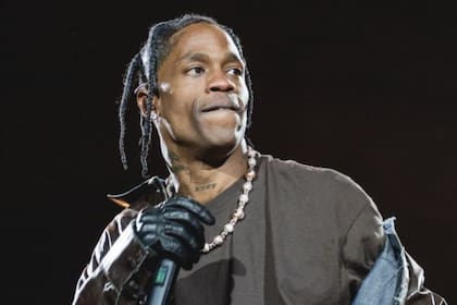 El rapero Travis Scott finalmente detuvo el espectáculo al ver a varios fans en dificultades