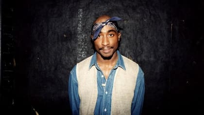 El rapero Tupac Shakur posando para unas fotografías entre bastidores tras su actuación en el Regal Theater de Chicago, Illinois, en marzo de 1994