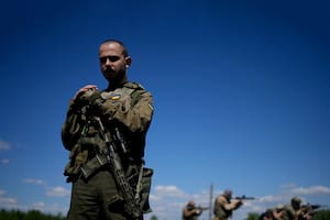 El rapero Viacheslav Drofa, conocido como Otoy, en una sesión de entrenamiento en las afueras de Kiev (Foto AP/Natacha Pisarenko)