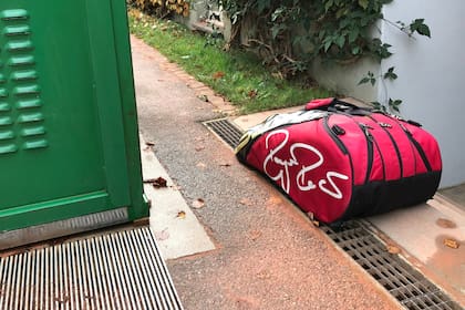 El raquetero con la firma de Federer, en uno de los rincones del club donde se formó.