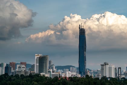 El rascacielos en Malasia alcanza los 678,9 metros de altura y 118 pisos con los que se consolida como el segundo edificio más alto del mundo
