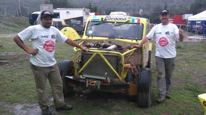 El Rastrojero bajo la lluvia en el campamento de La Paz
