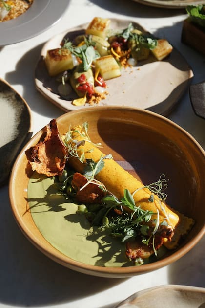 El raviolón de papa trufada, pesto cítrico, edamame y chauchas de Gioia Cocina Botánica, un elogio a la gastronomía de estación.