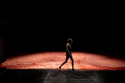 El rayo, la inquietante propuesta de la actriz y bailarina María Ucedo, que forma parte de la celebración del Día del Teatro Independiente