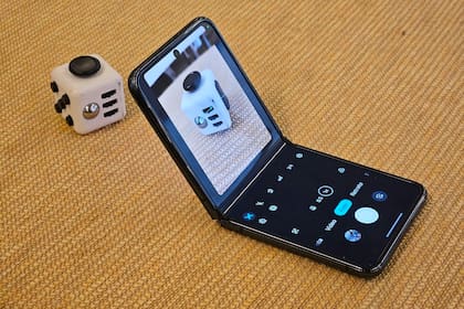 El Razr 40 Ultra de Motorola tiene una pantalla interna plegable unida a una bisagra que permite mantener el teléfono como con su propio trípode