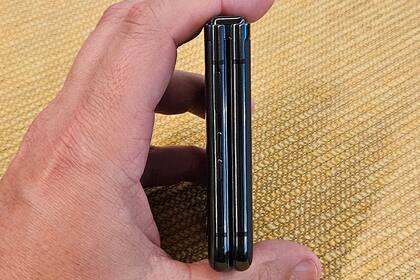 El Razr 40 Ultra usa un diseño de bisagra que permite que las dos tapas queden muy pegadas, evitando que el polvo más grande llega a la pantalla plegable