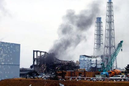 El reactor 3 de la planta de Fukushima arroja humo negro, días después del tsunami del 11 de marzo de 2011