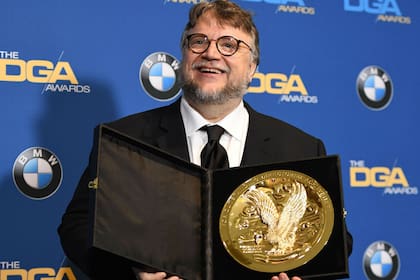 El realizador mexicano obtuvo el galardón por su dirección de La forma del agua y es el favorito para el Oscar; Jordan Peele se llevó el DGA por su ópera prima, ¡Huye!