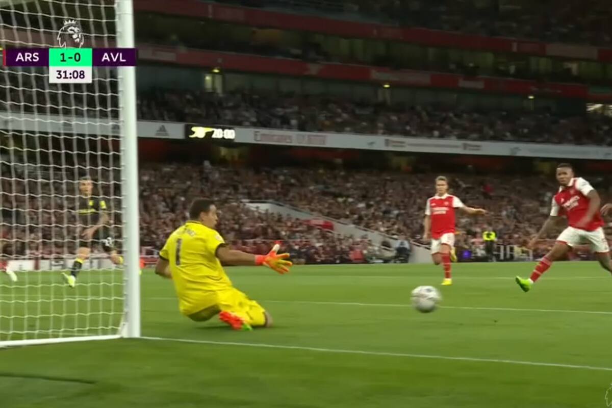 El rebote de Dibu Martinez que facilitó el gol de Gabriel Jesus para Arsenal; Aston Villa perdió por 2-1 como visitante del puntero de la Premier League, que ganó sus cinco compromisos.