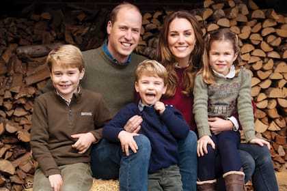 El "rebranding" de los Sussex coincide con un momento muy delicado en la vida de los príncipes de Gales: Kate se recupera de una operación abdominal y su salud es un secreto absoluto.
