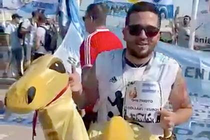 El "rebusque” de un hincha argentino durante el banderazo que lució un disfraz de camello y cobraba por tomarse una foto junto a él