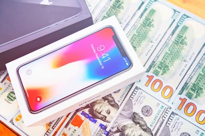 El recargo del 30 por ciento en la cotización oficial, un tipo de cambio conocido como dolar turista, volvió a estar presente en las comparaciones de precio del teléfono de Apple