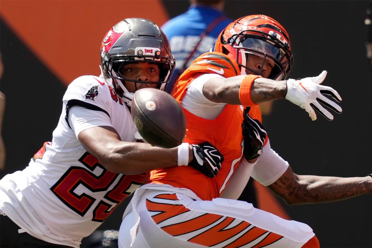 El recepetor de los Bengals de Cincinnati Ja'marr Chase intenta atrapar un pase mientras lo defiende