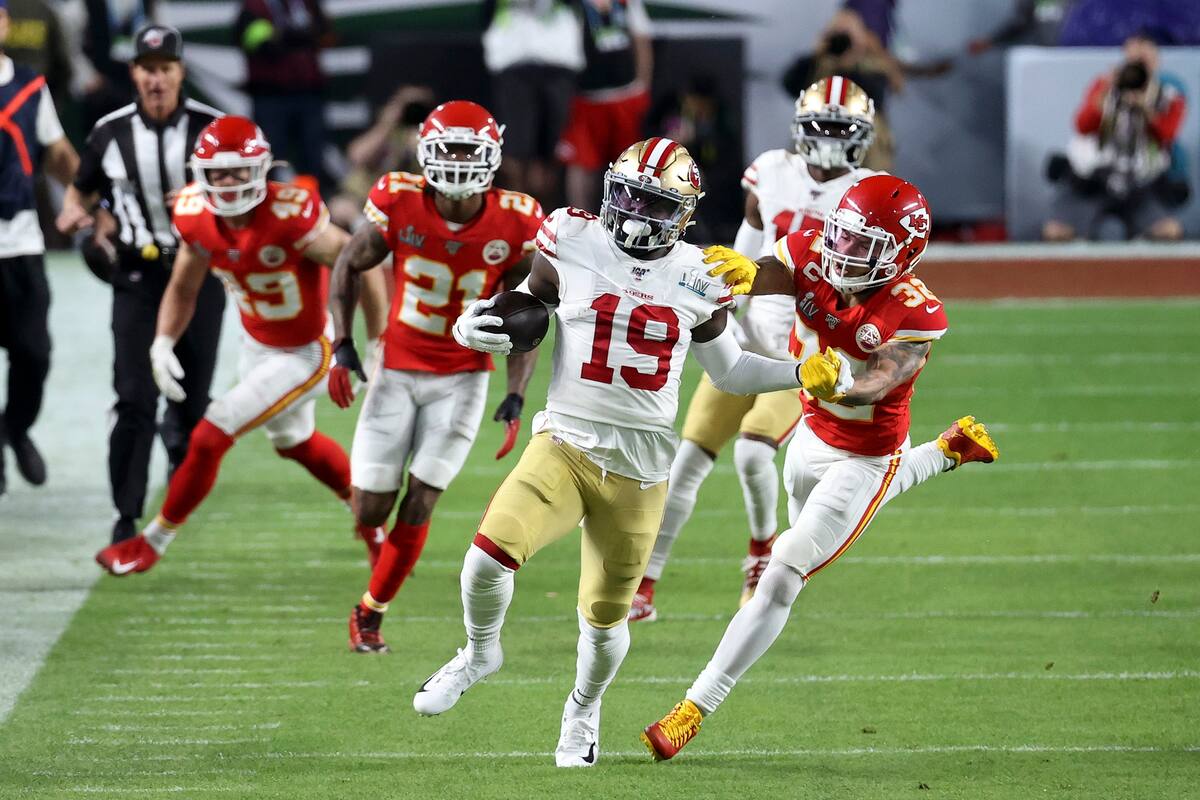 El receptor de los 49ers de San Francisco, Deebo Samuel, avanza
