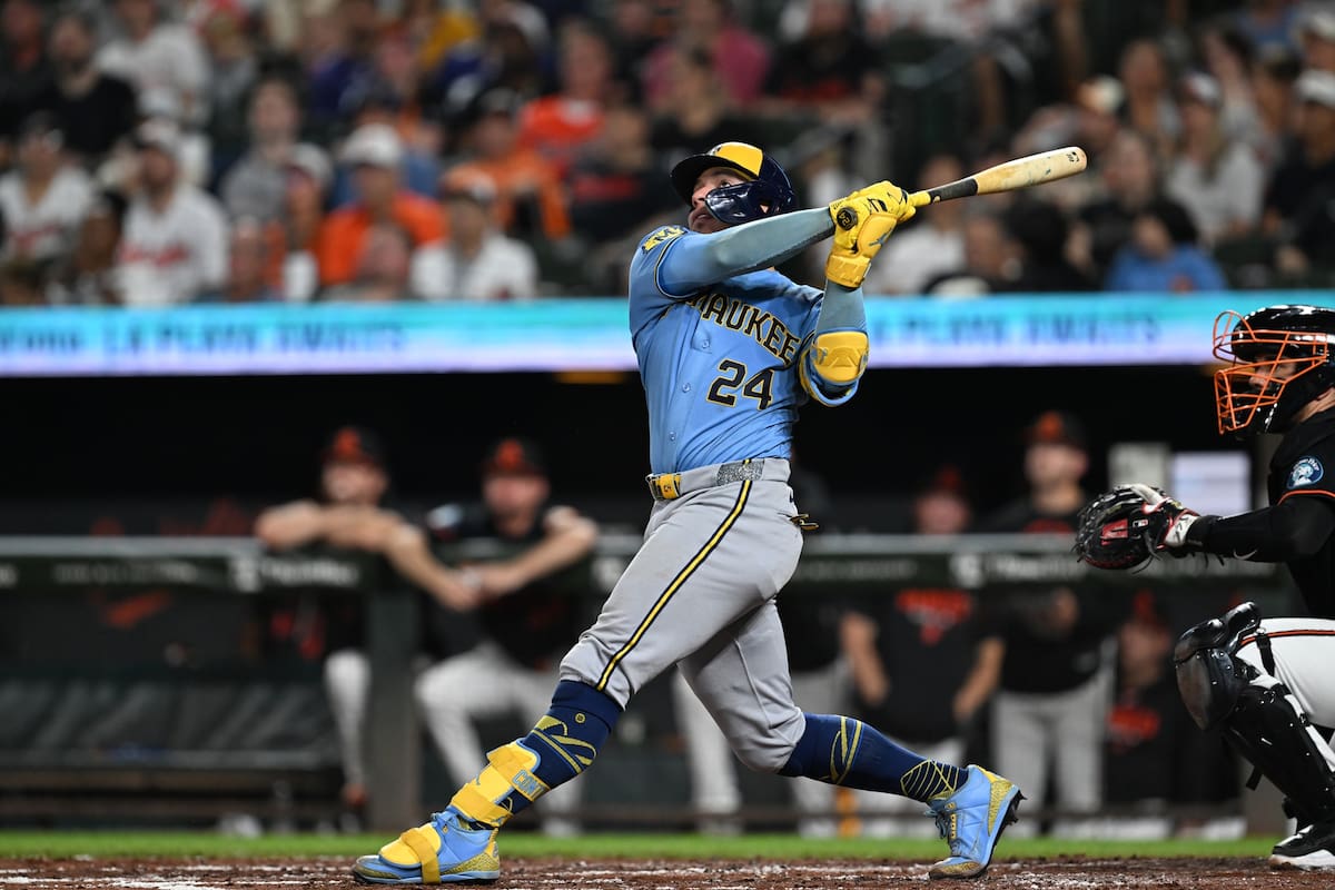 El receptor de los Cerveceros de Milwaukee, William Contreras (24), completa el movimiento de su swi