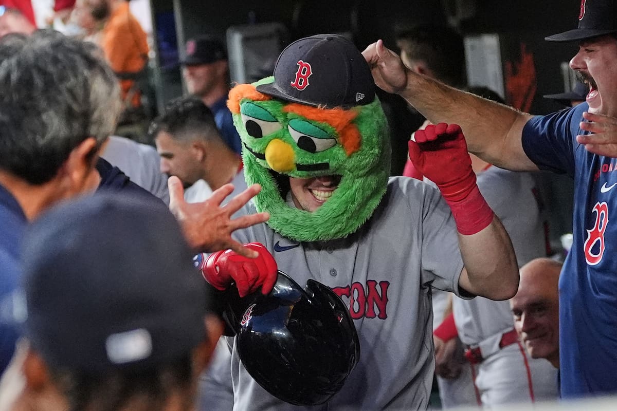 El receptor de los Medias Rojas de Boston, Adley Rutschman (al centro), celebra con sus compañeros t