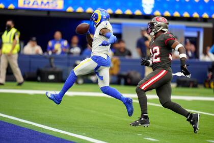 El receptor de los Rams de Los Ángeles DeSean Jackson anota un touchdown superando al safety de los Buccaneers de Tampa Bay Mike Edwards en el encuentro del domingo 26 de septiembre del 2021. (AP Photo/Jae C. Hong)
