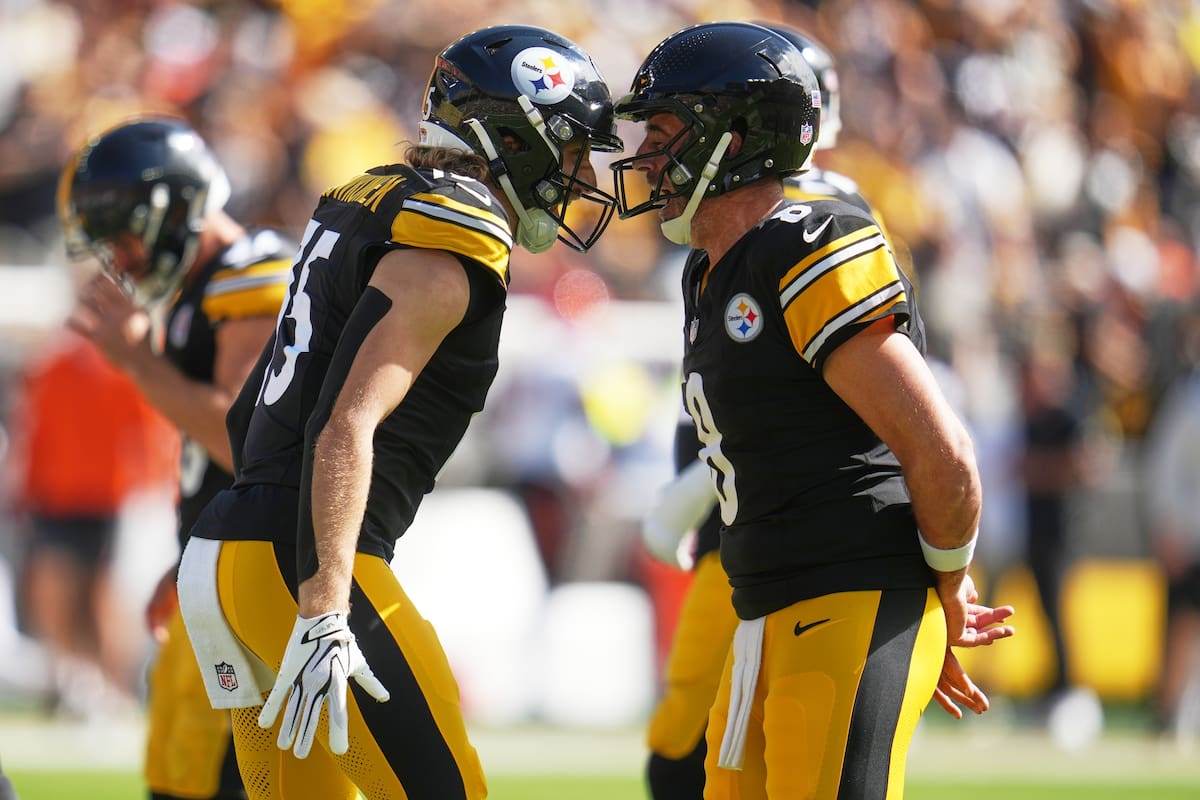 El receptor de los Steelers de Pittsburgh Ben Skowronek celebra con el quarterback Aaron Rodgers des