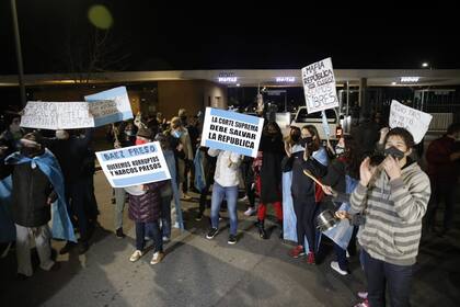 El rechazo de los vecinos a que Báez cumple la prisión domiciliaria en el country