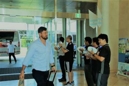 El recibimiento de los empleados del J-Village al plantel argentino, en Fukushima