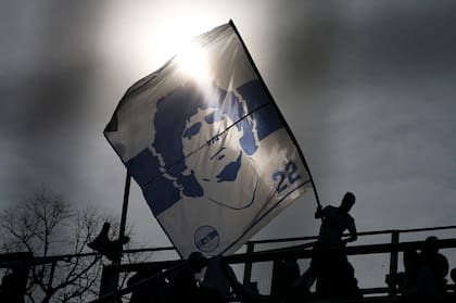 El recibimiento de los hinchas de Gimnasia a Maradona en el Bosque