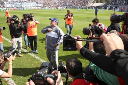 El recibimiento de los hinchas de Gimnasia a Maradona en el Bosque