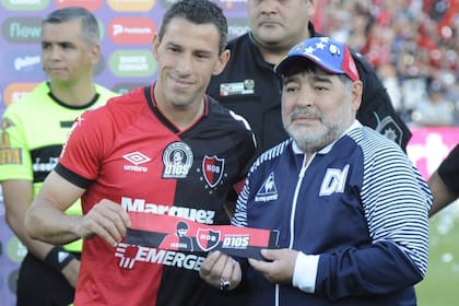 El recibimiento de Maxi Rodriguez a Maradona, en la visita de Gimnasia a Rosario. fue la última vez que estuvieron frente a frente en una cancha