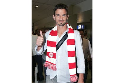 El recibimiento en el Olympiakos, donde jugó sólo una temporada para luego retirarse a los 31 años.